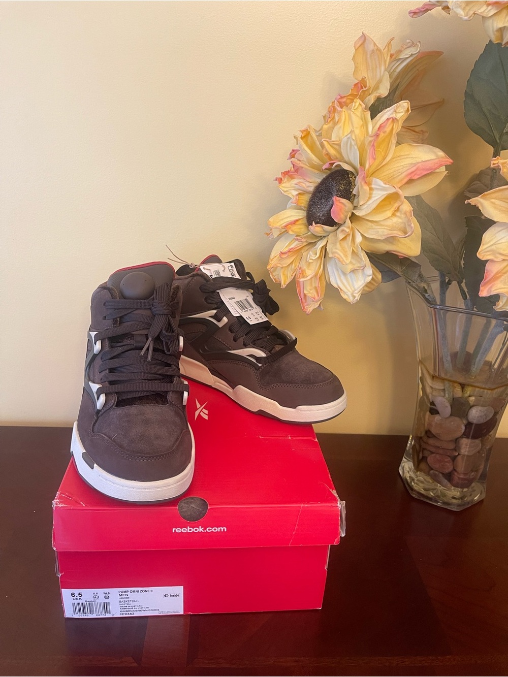 NWT Men’s size 6.5 Reebok chocolate and White High-Top Sneakers